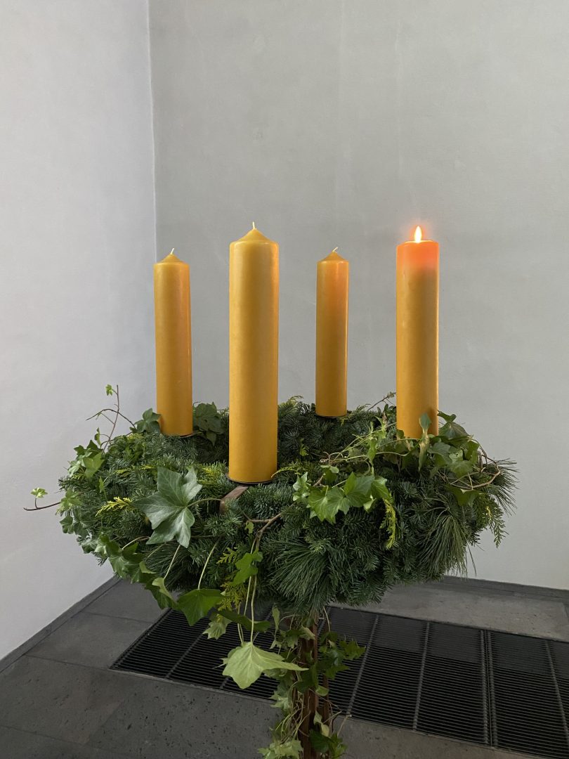 Die erste Kerze brennt am Adventskranz