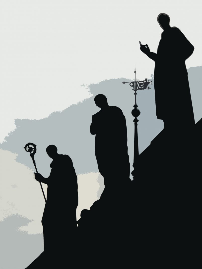 Heiligenstatuen mit hellem Himmel im Hintergrund
