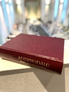 Ein Antiphonale zum Stundengebet liegt geschlossen auf der Bruestung der Empore