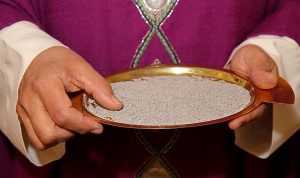 Schale mit Asche fuer das Aschenkreuz an Aschermittwoch