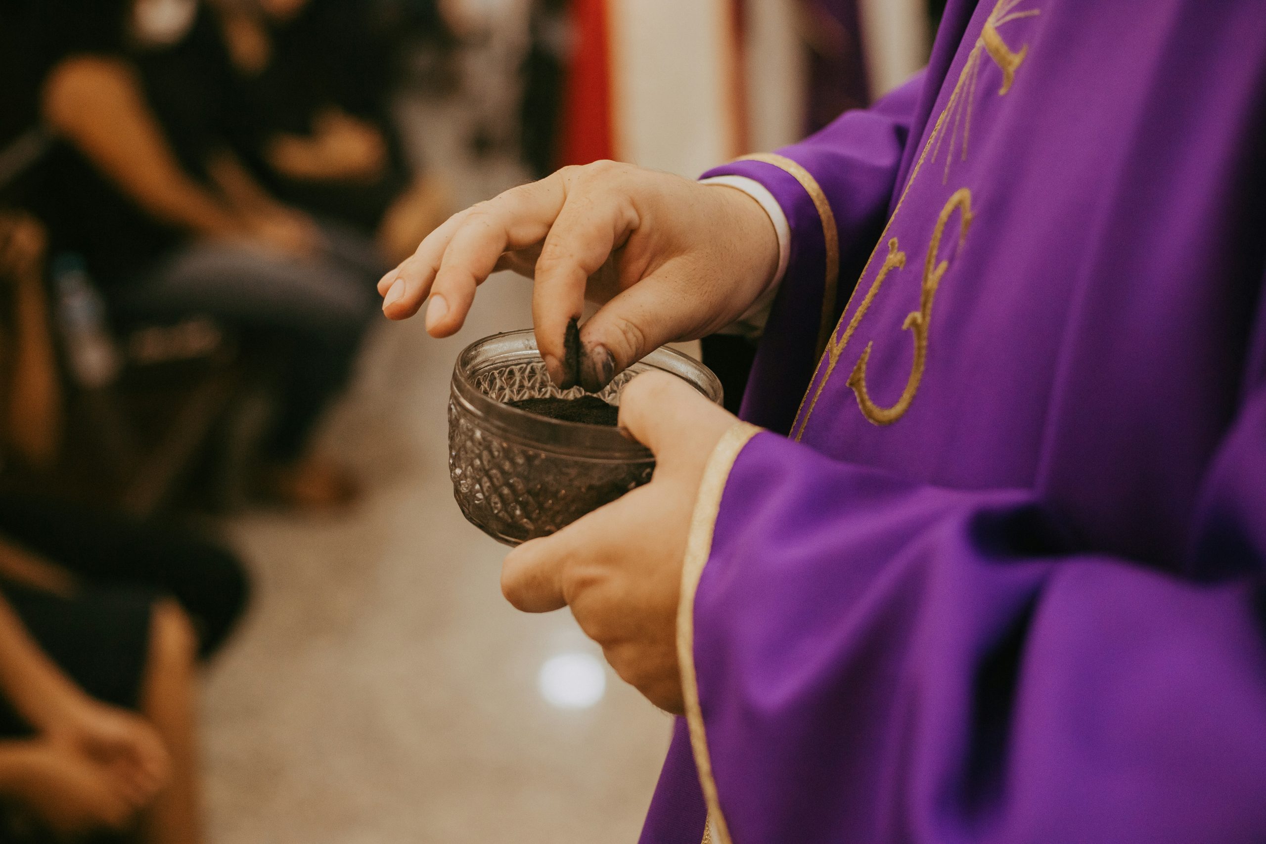 Ein Priester legt an Aschermittwoch als Zeichen der Vergaenglichkeit und Umkehr Asche auf