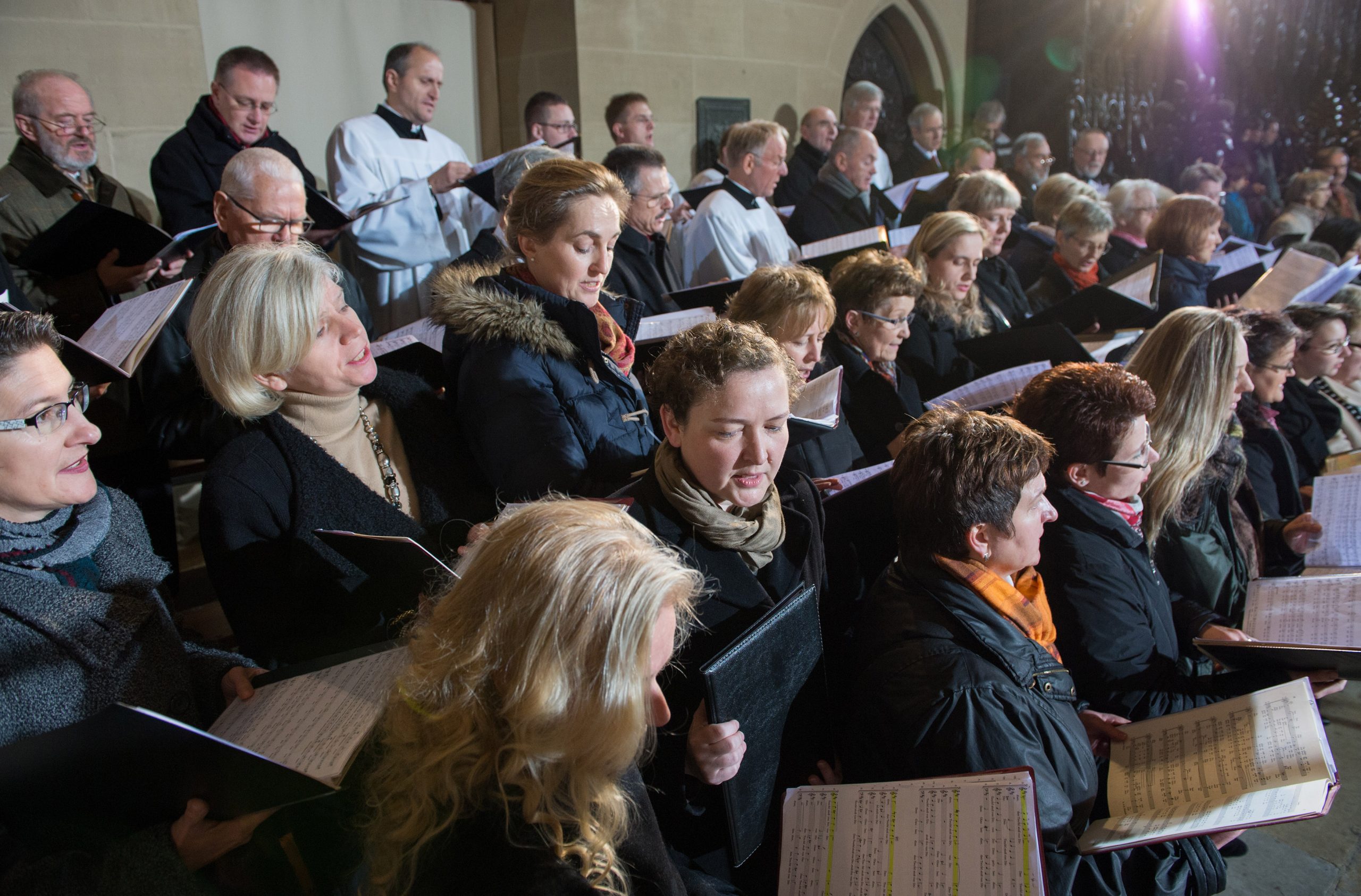 Ein gemischter Chor singt im Dom zu Erfurt
