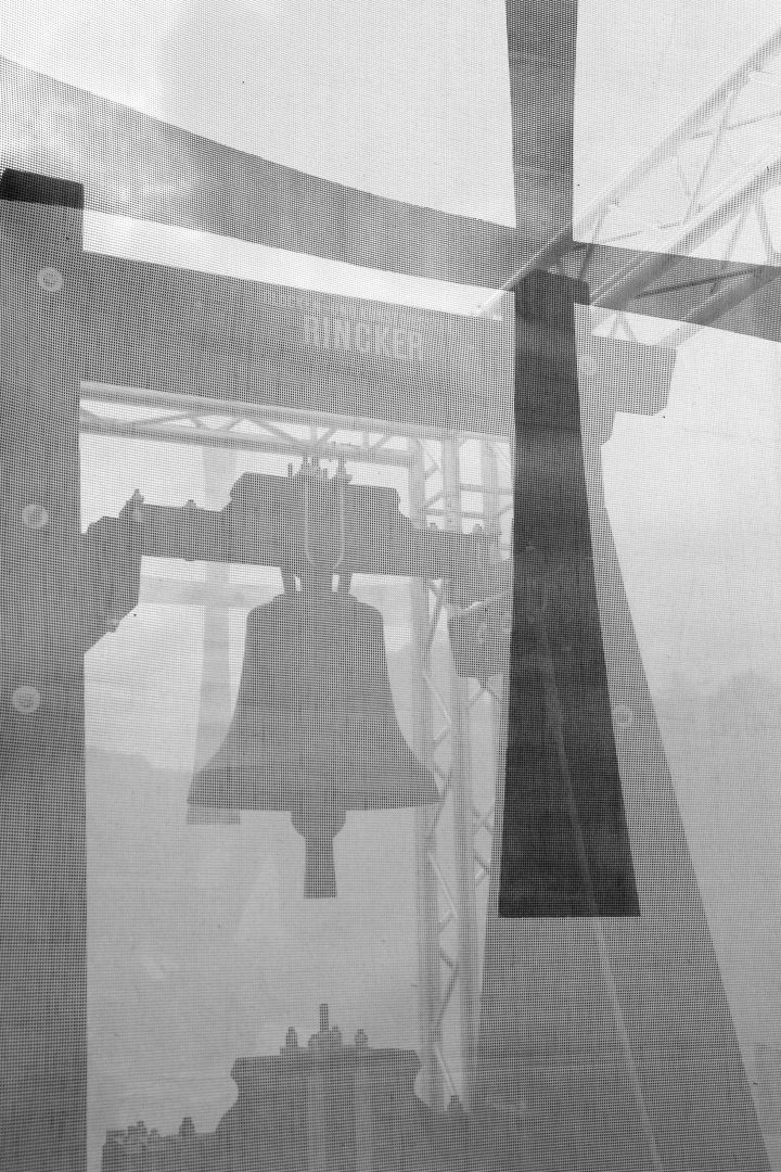 Eine Glocke der Glockengiesserei Rincker und ein Kreuz im Vordergrund