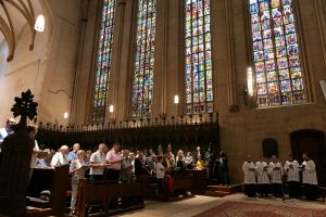 Gemeinde und Schola singen im Gottesdienst
