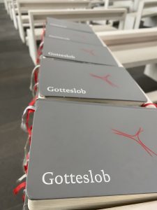 Gotteslobe aufgestapelt am Kircheneingang