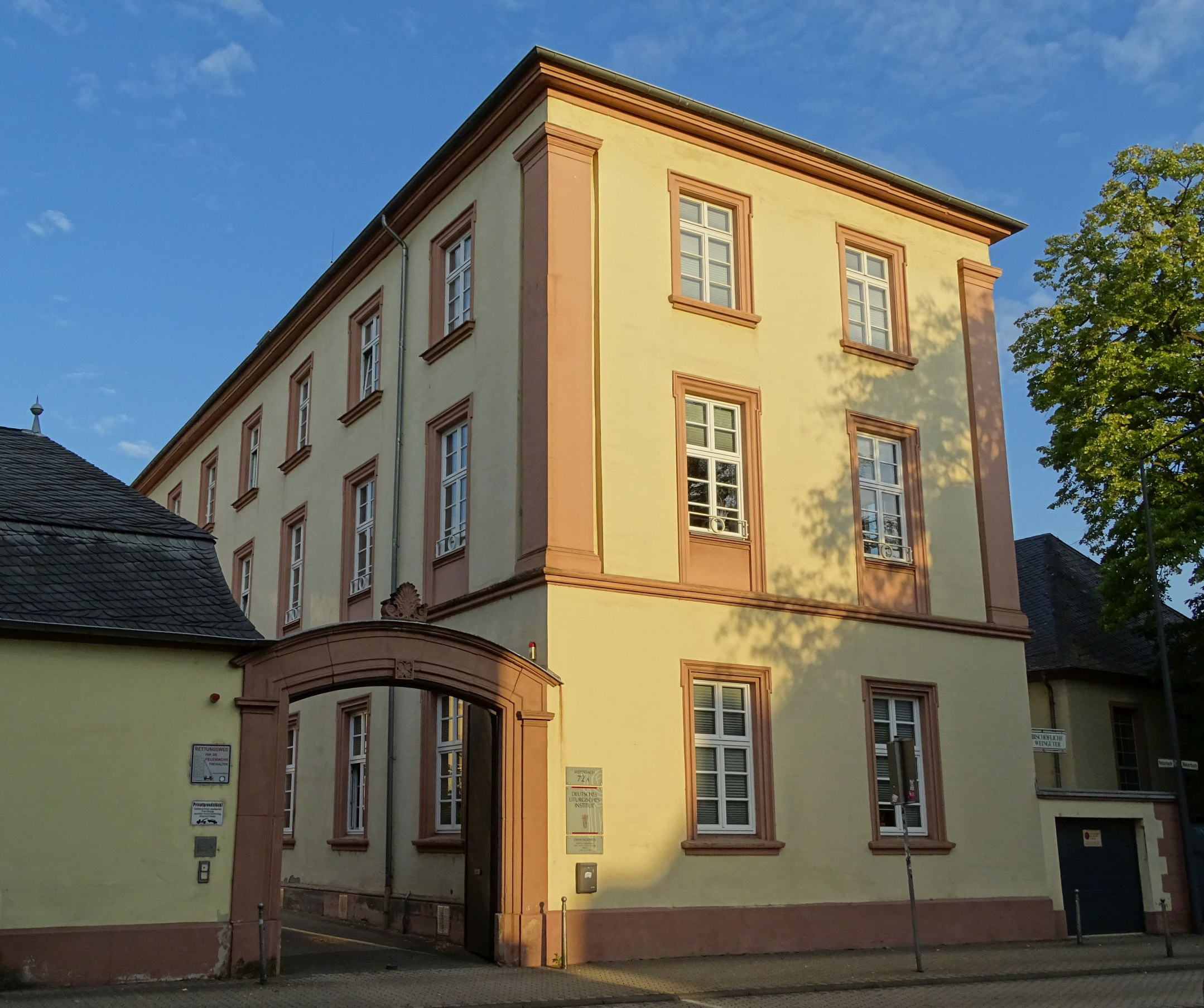 Aussenansicht auf das Deutsche Liturgische Institut