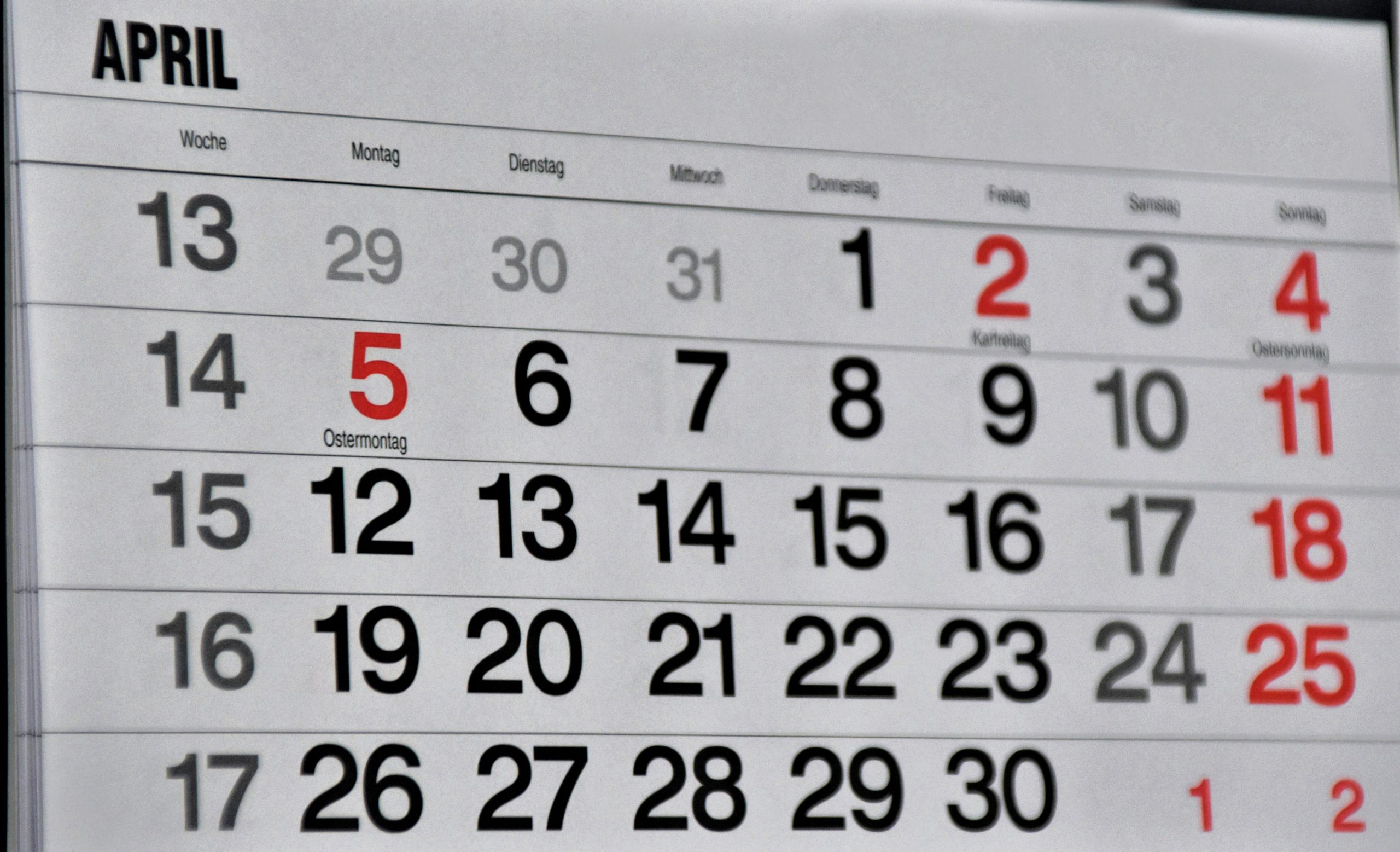 Ein Monatskalender für April mit den Feiertagen an Ostern