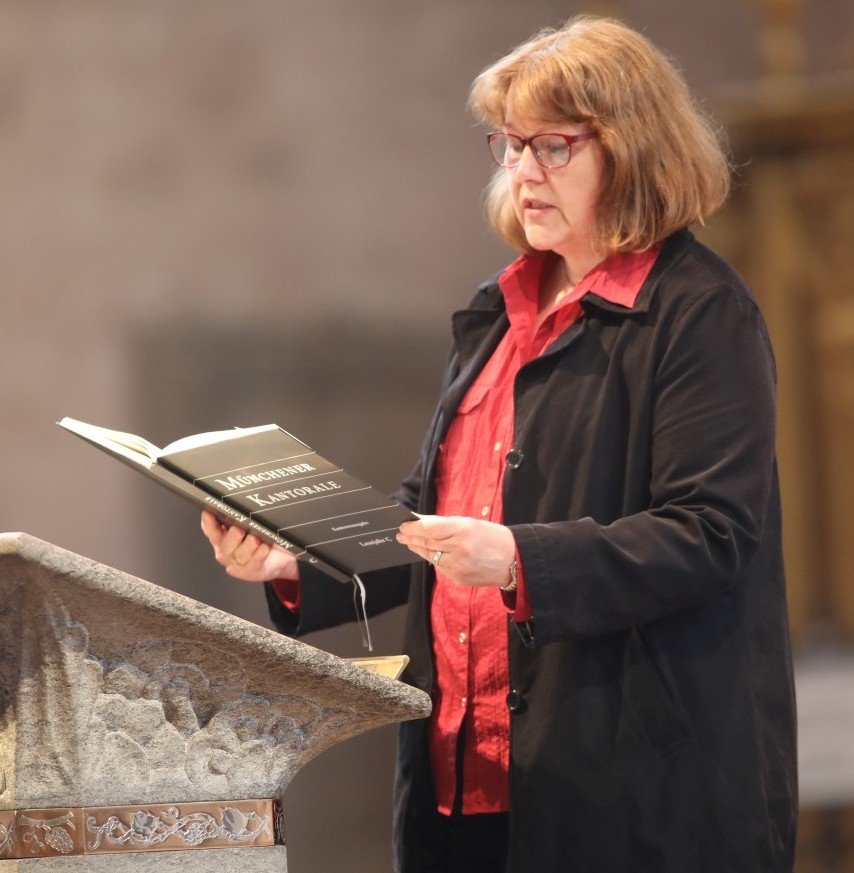 Iris Blecker-Guczki singt den Antwortpsalm im Dom