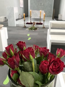 Rote Rosen fuer die Kreuzverehrung an Karfreitag
