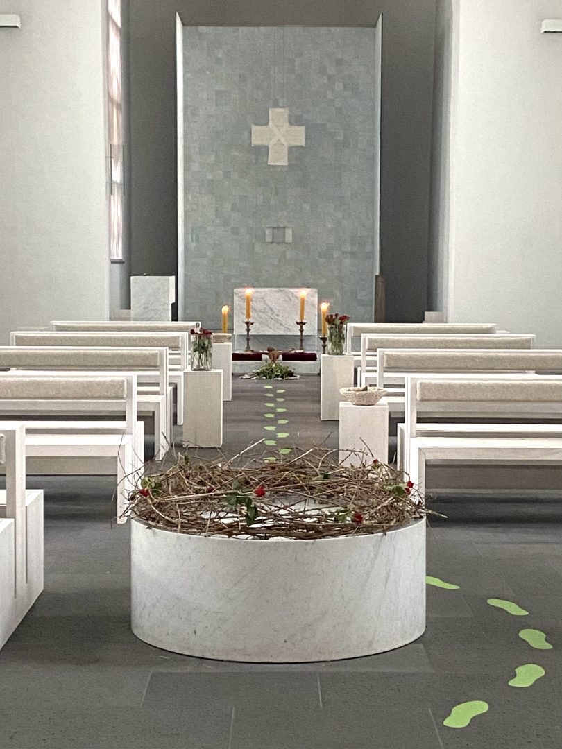 Blick auf Dornenkrone und geschmuecktes Kreuz bei der Kreuzverehrung