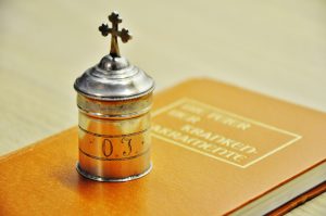 Auf dem Liturgischen Buch fuer die Feier der Krankensakramente steht das Krankenoel