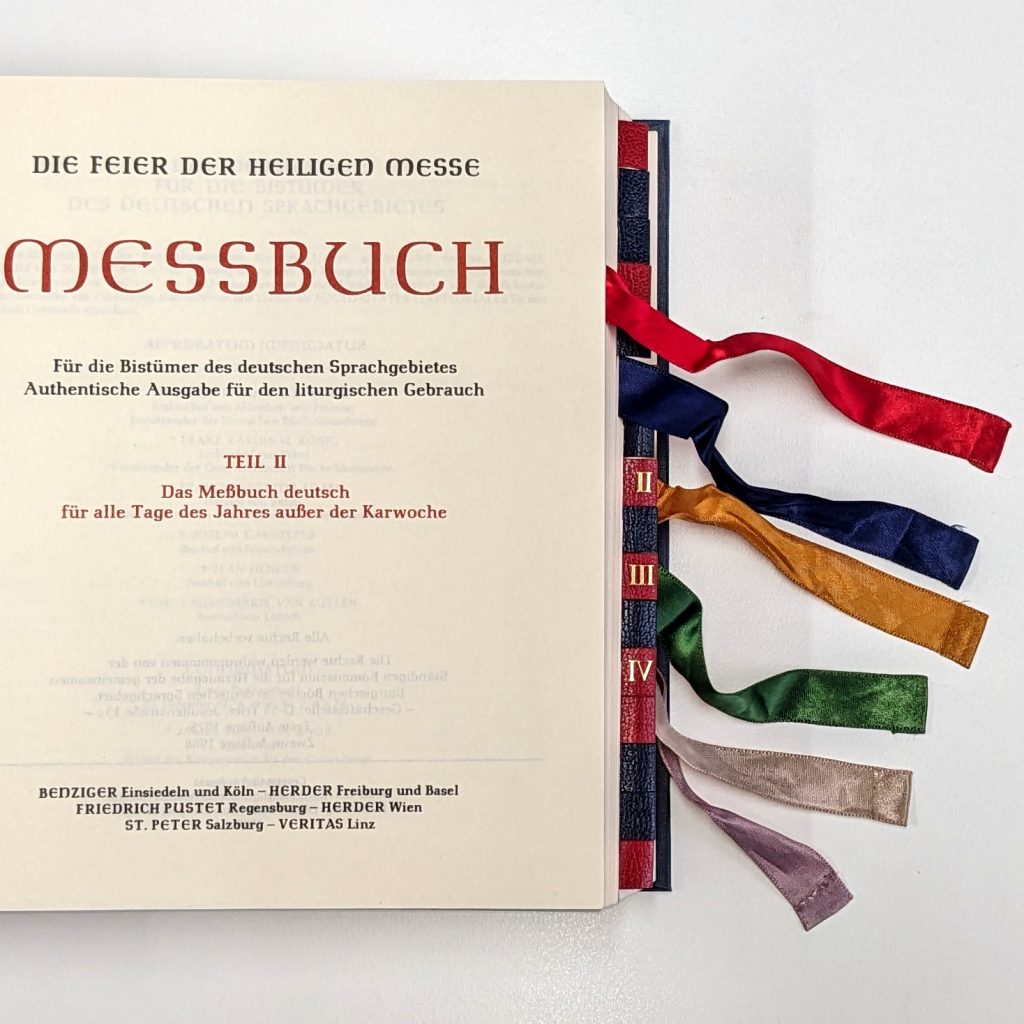Die Altarausgabe des Messbuchs Messbuch II 1975/1988 - die Titelseite ist aufgeschlagen