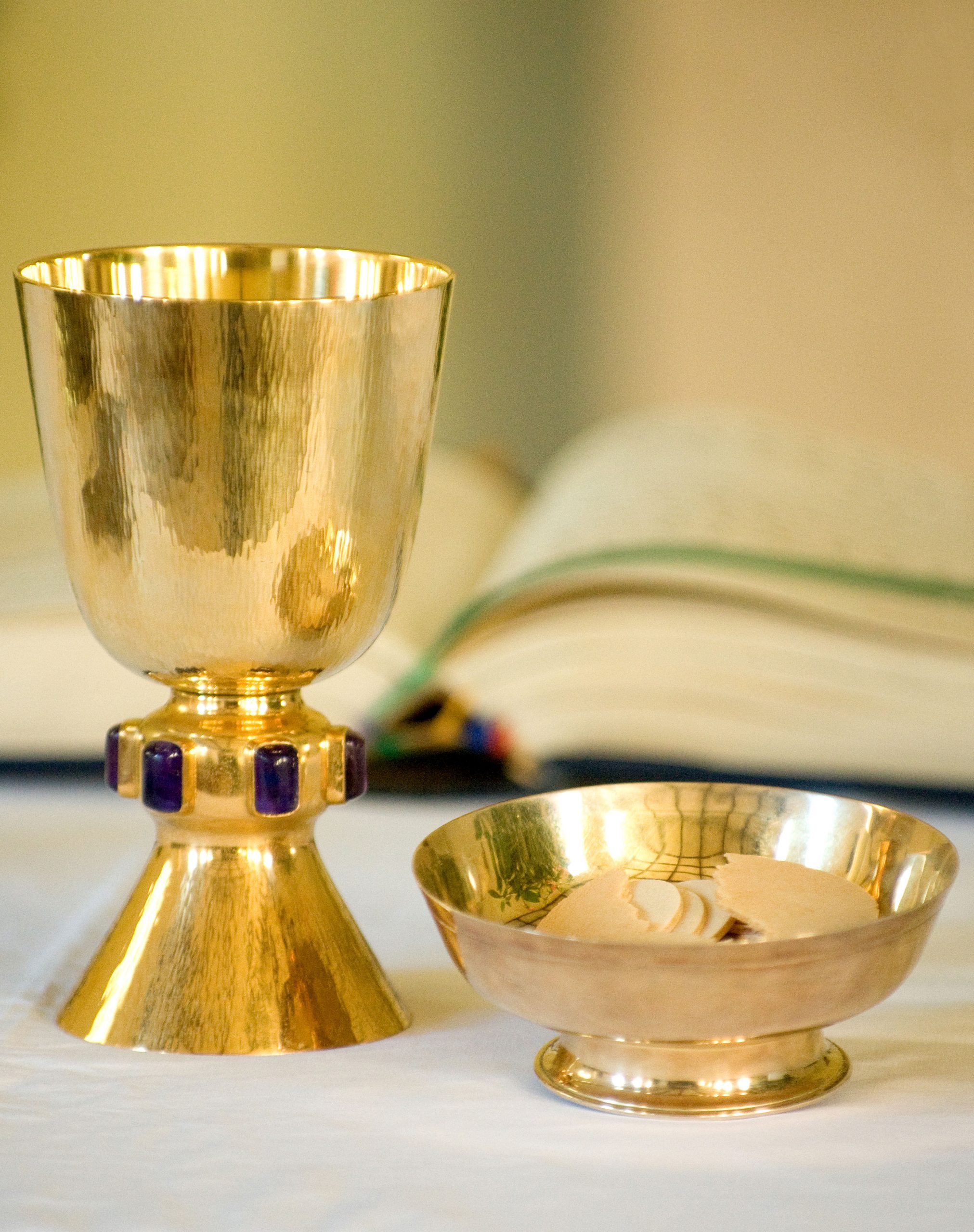 Kelch und Hostienschale stehen vor dem Messbuch auf dem Altar