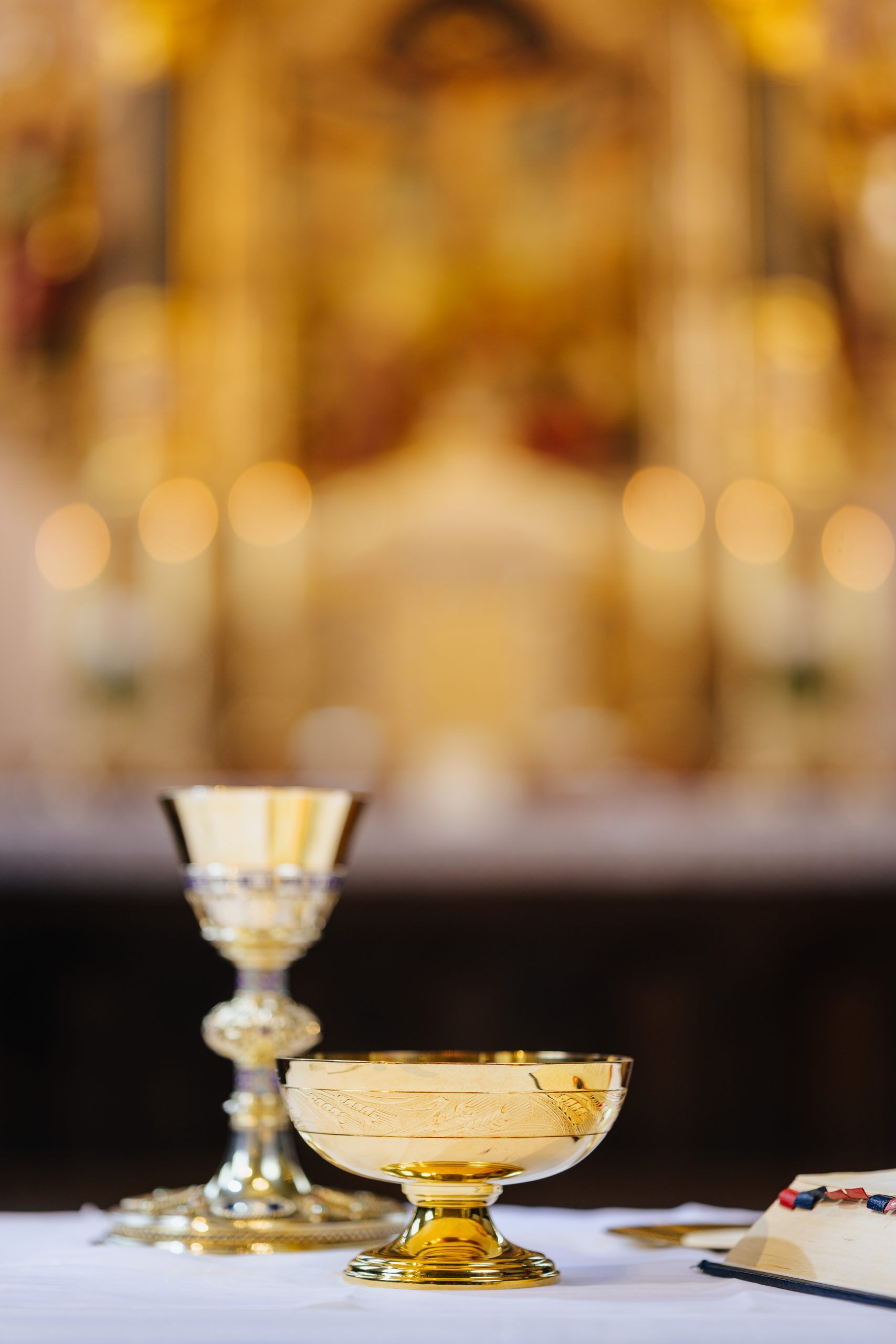 Kelch und Hostienschale stehen auf dem Altar