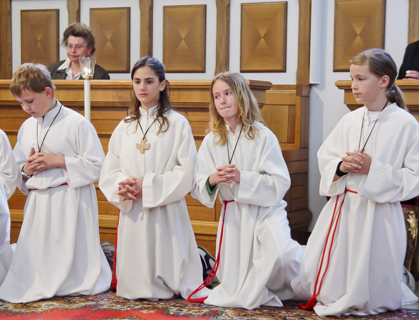 Ministranten knien waehrend des Eucharistischen Hochgebetes