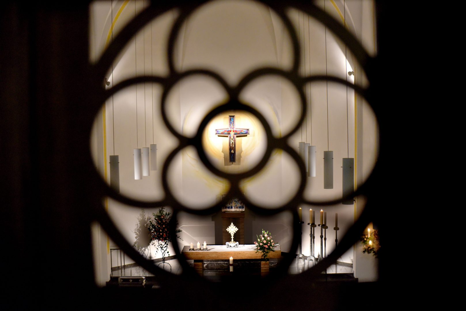 Eucharistische Anbetung in der Mutterhauskirche Arenberg mit Blick von der Empore