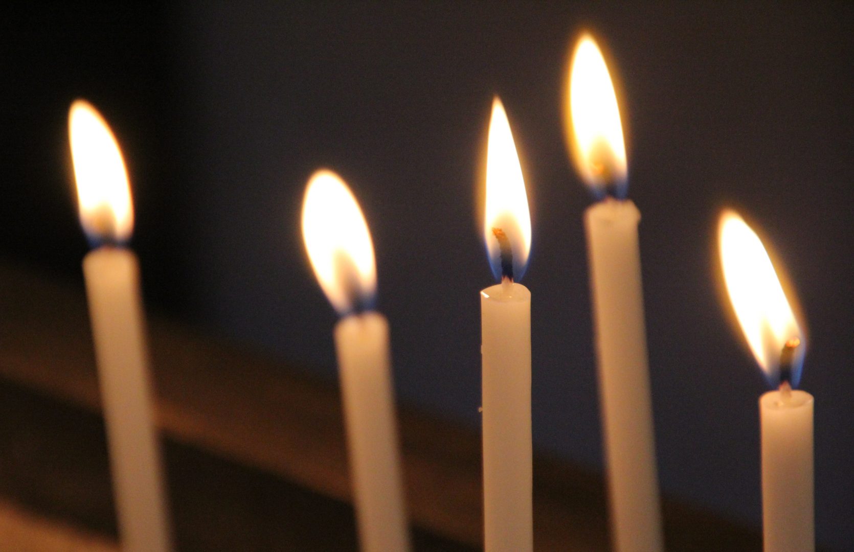 Lichtschein duenner Gebetskerzen