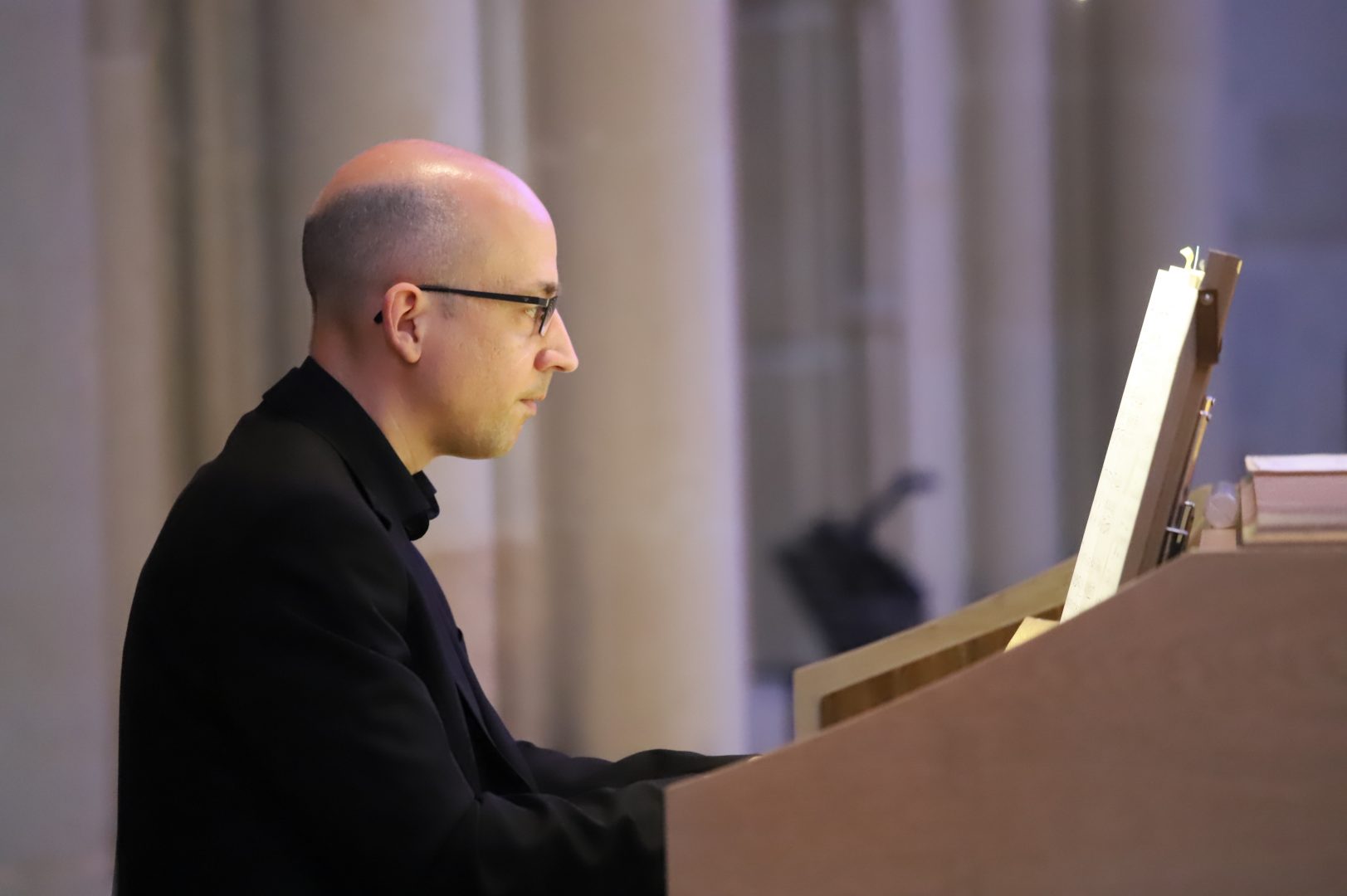 Kantor Axel Simon spielt an der Orgel der Liebfrauenbasilika zu Trier
