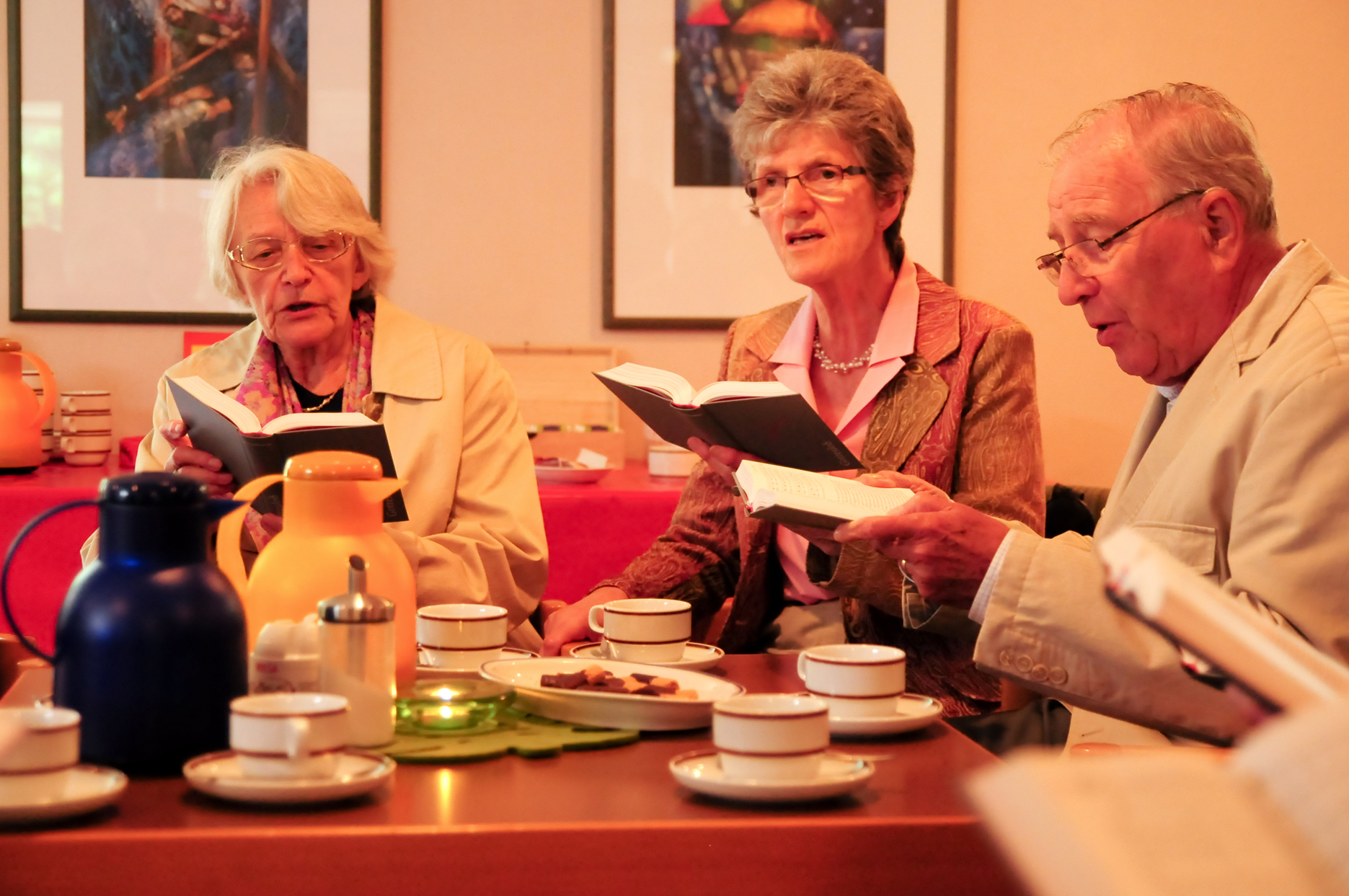 Senioren singen beim Seniorenkaffee ein Lied aus dem Gotteslob