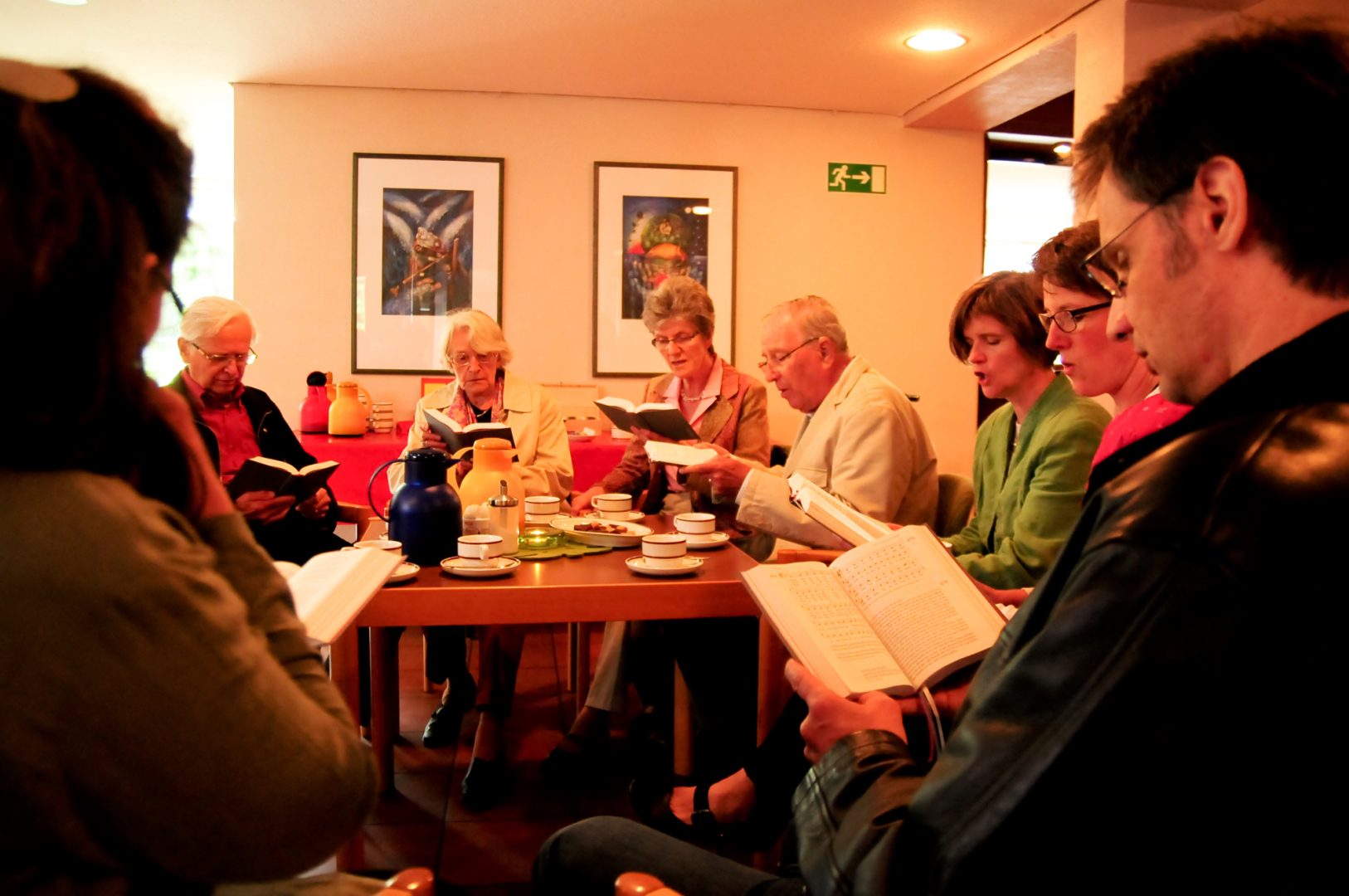 Senioren singen beim Seniorenkaffee ein Lied aus dem Gotteslob