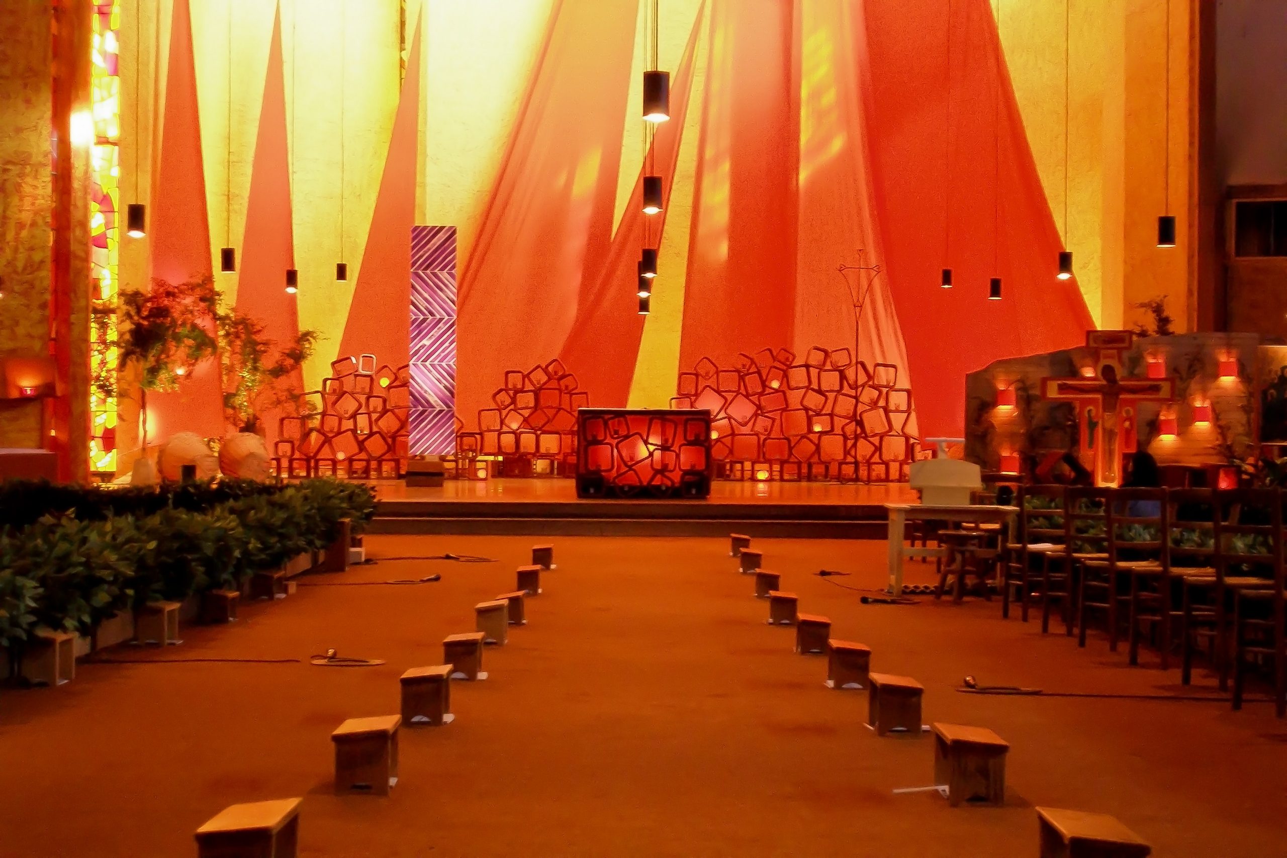 Kirchenraum in Taize warm erleuchtet von vielen Lichtern