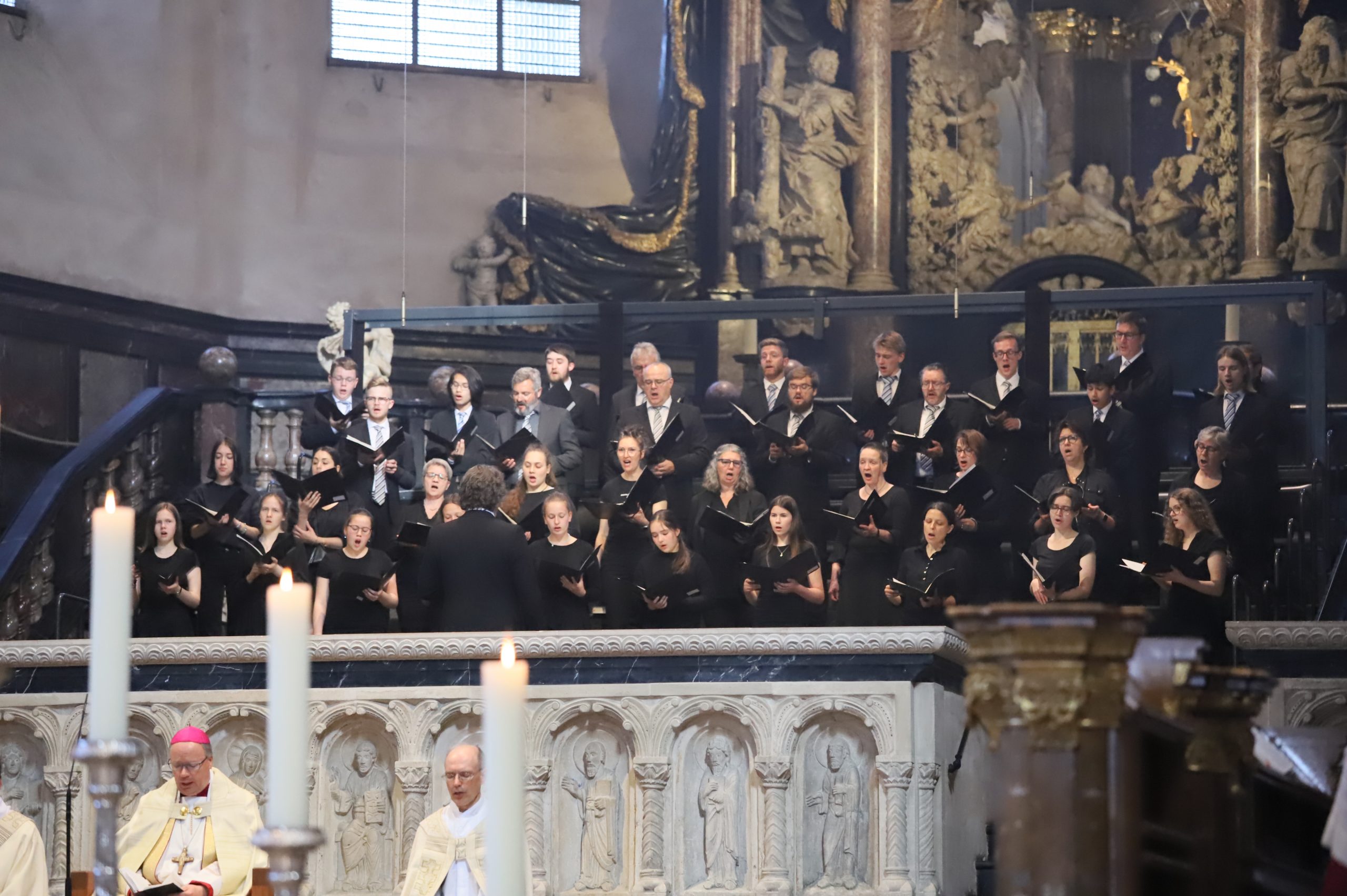 Ein gemischter Chor singt bei einer Vesper im Hohen Dom zu Trier.