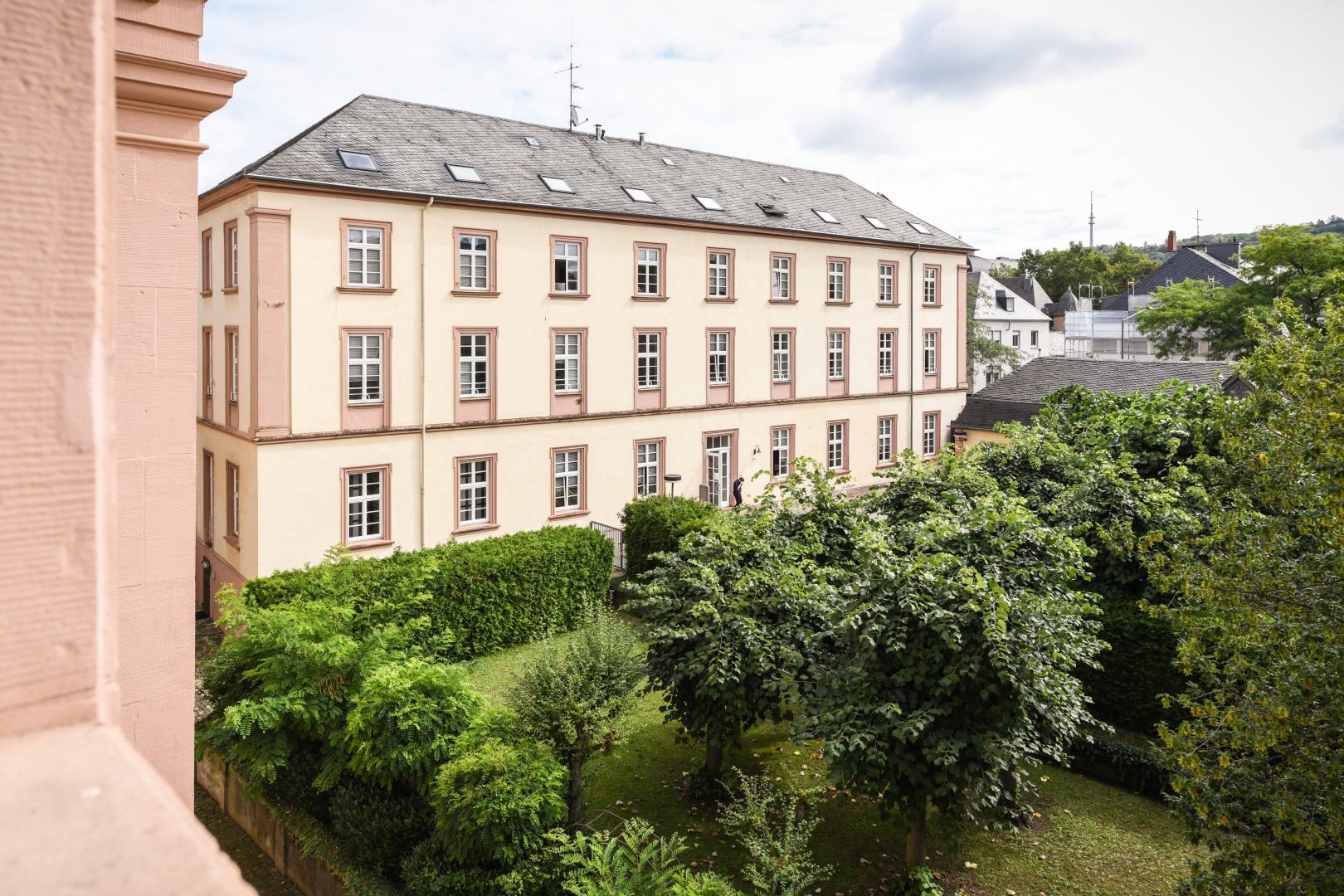 Blick von Süden auf das Gebäude des Deutschen Liturgischen Instituts in Trier